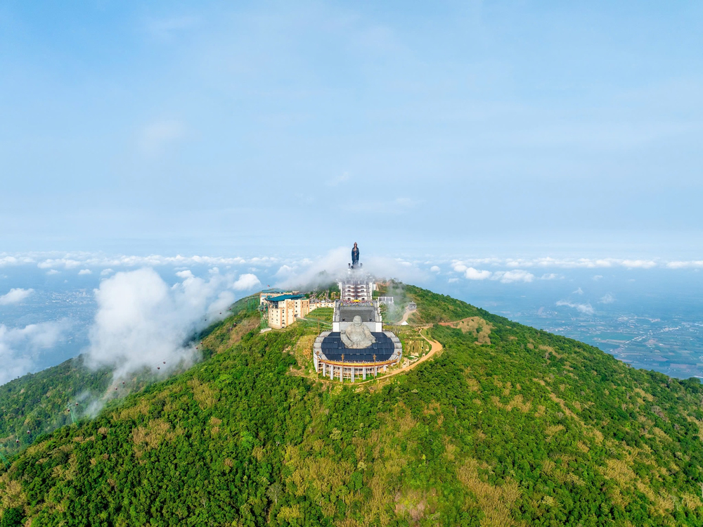 Đỉnh N&uacute;i B&agrave; Đen